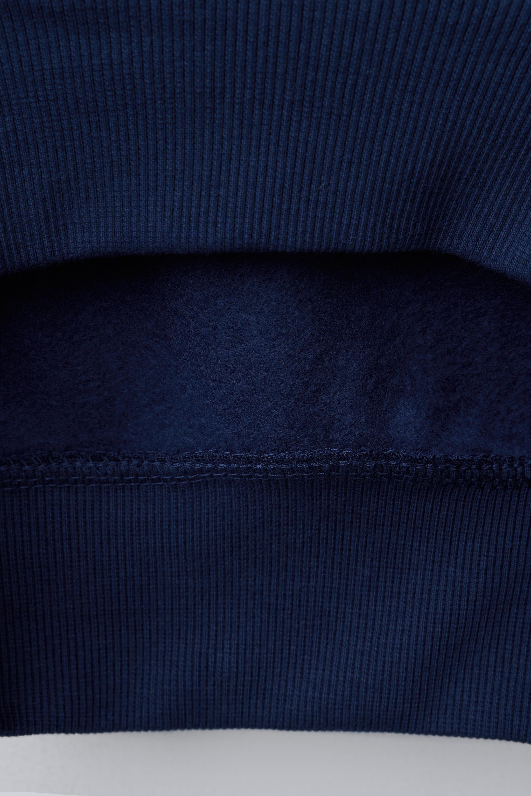 SWEAT À CAPUCHE AVEC INSCRIPTION